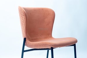 La Pipe 11 Ghế ăn La Pipe chair được thiết kế độc đáo, kết hợp các đặc tính thanh lịch và thoải mái. Lớp vỏ bọc làm từ vải mềm tạo cho chiếc ghế vẻ sang trọng và lịch lãm, trong khi khung tối giản màu đen mang đến sự thoáng mát nhất định.